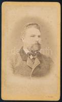 1872 Férfiportré, keményhátú fotó Ludwig Faust pozsonyi műterméből, 10,5×6,5 cm