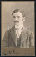cca 1910 Férfiportré, keményhátú fotó Szigeti szolnoki műterméből, hátoldalon a műterem képével, 10,5×6,5 cm