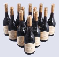 1993 Hétszőlő 5 puttonyos Tokaji Aszú, 12 db bontatlan palack édes desszertbor, eredeti kartondobozban, pincében tárolt, 12%, 12x0,5l.  'A Borrajongó' blog Hétszőlő vertikális (1993-2013) kóstolójegyzetében ezt írta erről a tételről 2016-ban:  "Hétszőlő Aszú 5p 1993 Kommentár: Nagyon jó év volt, erős aszúsodással. A Hétszőlőnek ekkor még csak egy három éves hárslevelű ültetvénye volt, de sok aszúszemet vásároltak. Tartályban erjedt (a hordós erjesztés kockázata miatt ez volt a fősodor mindenhol) és az akkor előírásoknak megfelelően három évig érett 2-3 éves 225 literes francia hordóban, amelyeket Sauternes-ből vásároltak.  Élénk borostyán szín. Zseniális illat, tiszta, fűszeres, szép éréssel, dió, grillázs, fahéj, kakaó és a fahordó szépen integrált aromáival. A közepesnél teltebb, irtó jó egyensúlyú, elegánsan sima, jól összecsiszolódott. Aszalt gyümölcsök, sárgabarack lekvár, remek sav és építő cseresség. Iszonyatosan jó állapotban van, kiváló intenzitású és tisztaságú, szép definícióval. A fahordó gazdagító aromái hihetetlenül jól integráltak és jól állnak a bornak. Fantasztikusan hosszú, remek bor. 8p (95)"  https://borrajongo.blog.hu/2016/06/14/hetszolo_all-in_5p_aszu_teljes_vertikalis_1993