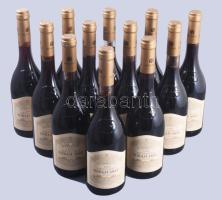 1993 Hétszőlő 5 puttonyos Tokaji Aszú, 12 db bontatlan palack édes desszertbor, eredeti kartondobozban, pincében tárolt, 12%, 12x0,5l.  'A Borrajongó' blog Hétszőlő vertikális (1993-2013) kóstolójegyzetében ezt írta erről a tételről 2016-ban:  "Hétszőlő Aszú 5p 1993 Kommentár: Nagyon jó év volt, erős aszúsodással. A Hétszőlőnek ekkor még csak egy három éves hárslevelű ültetvénye volt, de sok aszúszemet vásároltak. Tartályban erjedt (a hordós erjesztés kockázata miatt ez volt a fősodor mindenhol) és az akkor előírásoknak megfelelően három évig érett 2-3 éves 225 literes francia hordóban, amelyeket Sauternes-ből vásároltak.  Élénk borostyán szín. Zseniális illat, tiszta, fűszeres, szép éréssel, dió, grillázs, fahéj, kakaó és a fahordó szépen integrált aromáival. A közepesnél teltebb, irtó jó egyensúlyú, elegánsan sima, jól összecsiszolódott. Aszalt gyümölcsök, sárgabarack lekvár, remek sav és építő cseresség. Iszonyatosan jó állapotban van, kiváló intenzitású és tisztaságú, szép definícióval. A fahordó gazdagító aromái hihetetlenül jól integráltak és jól állnak a bornak. Fantasztikusan hosszú, remek bor. 8p (95)"  https://borrajongo.blog.hu/2016/06/14/hetszolo_all-in_5p_aszu_teljes_vertikalis_1993