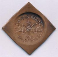 Lapis András (1942-) 1988. "I. István király 975?-1038 - Szegedi Éremgyűjtők" kétoldalas, csegely alakú bronz emlékplakett (34x34mm) T:AU patina Adamo SG21