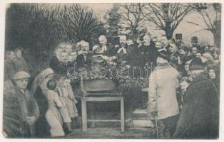 Orosháza, Az evangélikus templom haranglevétele alkalmából, a Himnusz éneklése közben. Illiás Anna felvétele (EM)