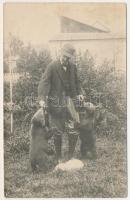 Rafna, Raffna, Ramna; férfi két medveboccsal / man with two bear cubs. photo (fl)