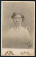 1914 Női portré, keményhátú fotó Victoria bazini műterméből, 10,5×6,5 cm