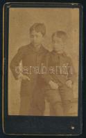 cca 1885 Két kisfiú portréja, keményhátú fotó Szigeti székesfehérvári műterméből, 10,5×6,5 cm