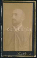cca 1882 Férfiportré, keményhátú fotó Vasas Árpád budapesti műterméből, 10,5×6,5 cm