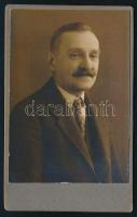 1928 Férfiportré, keményhátú fotó Zsák Mária rákospalotai műterméből, 10,5×6,5 cm