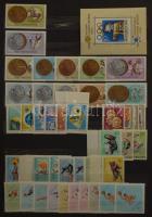 1925-1982 Magyar sorok, darabok, blokkok másodpéldányokkal 4 db A/4 berakóban, dobozban