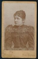1893 Női portré, keményhátú fotó Szénásy nagykanizsai műterméből, kopásnyomokkal, 10,5×6,5 cm