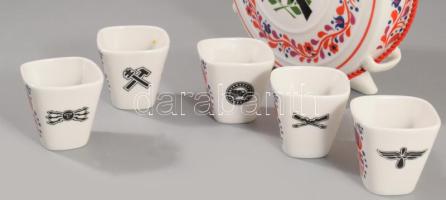 Hollóházi Magyar Néphadsereg kulacs, 5 pohárral, m: 4-19 cm