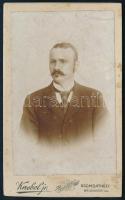 cca 1900 Férfiportré, keményhátú fotó ifj. Knebel Ferenc szombathelyi műterméből, 10,5×6,5 cm