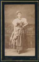 cca 1883 Nő népviseletben, keményhátú fotó Krausz Tivadar szliácsi műerméből, 10,5×6,5 cm