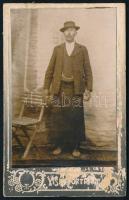 cca 1920 Férfiportré, keményhátú fotó Dömötör Elemér kaposvári műterméből, kopásnyomokkal, 10,5×6,5 cm