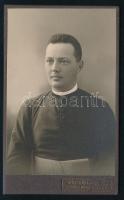 cca 1910 Pap portréja, keményhátú fotó Vogel Dániel rozsnyói műterméből, eredeti átadótasakban, 10,5×6,5 cm