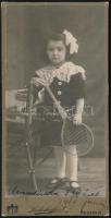 1914 Kislány ütővel, keeményhátú fotó Liederhoffer budapesti műterméből, 16×8 cm