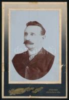 cca 1910 Váczy János, keményhátú fotó Gévay Béla szegedi műterméből, hátoldalon a műterem képével, 13×9 cm