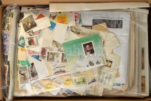 Magyar vegyes anyag dobozban kb az 1960-1990-es évekből, benne főleg magyar bélyeg borítékokban ömlesztve (kevés külföldi), emléklapok, több mint 300 db küldemény, főleg FDC-k