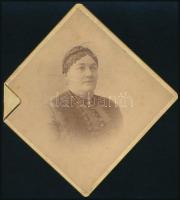 cca 1890 Női portré, keményhátú fotó Goszleth István budapesti műterméből, tollas firkával, 11×11 cm