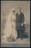 1907 Házaspár portréja, keményhátú fotó Sternád Albert lippai műterméből, szecessziós hátlappal, feliratozva, 16,5×10,5 cm