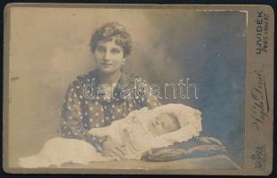 cca 1920 Anya gyermekével, keményhátú fotó Vajda Dezső újvidéki műterméből, hátoldlaon a műterem képével, 10,5×16,5 cm