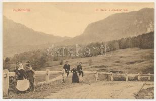 Zajzon, Zaizon-fürdő, Zajzonfürdő, Baile Zizin; út részlet a Csukás felé, vadász puskával / road in the valley, hunter with rifle