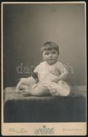 cca 1900 Kisgyerek játékkutyával, keményhátú fotó Mai és Társa budapesti műterméből, 16,5×10,5 cm