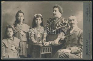 cca 1910 Családi portré, keményhátú fotó a "Hungária" műteremből, 10,5×16,5 cm
