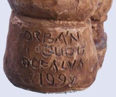 Orbán Judit: Gondolkodó. Engóbozott kerámia, jelzett, m: 22,5 cm