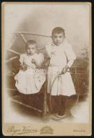 cca 1900 Két kisgyerek karikával, keményhátú fotó Perger Vince bajai műterméből, 16,5×10,5 cm