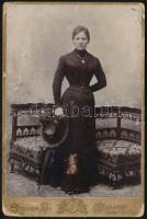cca 1900 Női portré, keményhátú fotó Steiner budapesti műterméből, hibákkal, 16,5×10,5 cm