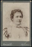 cca 1905 Posch Hermina portréja, keményhátú fotó Csincsák Endre kalocsai műterméből, kartonon törésnyom, kis foltokkal, 16,5×10,5 cm
