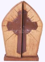 Nagy István: Festett és vésett kinyitható házioltár, 68x48 cm