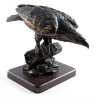 Patinázott műgyanta sas szobor, m: 18 cm
