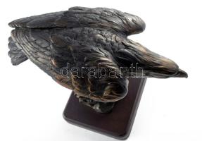 Patinázott műgyanta sas szobor, m: 18 cm