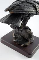 Patinázott műgyanta sas szobor, m: 18 cm