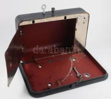 Antik vas faliszéf, belső nyitható rekeszekkel, kulccsal, 26x18 cm