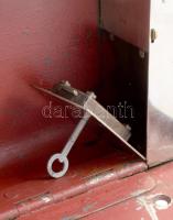 Antik vas faliszéf, belső nyitható rekeszekkel, kulccsal, 26x18 cm