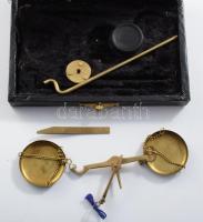 Ékszerész mérleg készlet, bársonyborítású dobozban, 10x14 cm