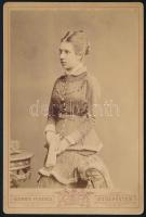 cca 1878 Női portré, keményhátú fotó Kozmata Ferenc budapesti műterméből, 16,5×10,5 cm