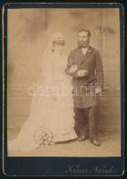 cca 1885 Házaspár portréja, keményhátú fotó Kiszer Nándor budapesti műterméből, 16,5×10,5 cm