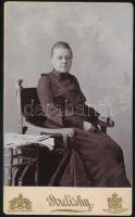 1902 Idős hölgy portréja, keményhátú fotó Strelisky (Pozsony/Budapest) műterméből, 16,5×10,5 cm