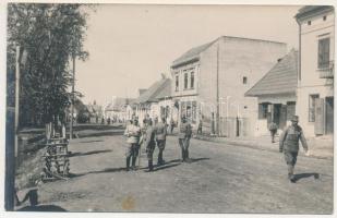 Bereck, Bereczk, Bretcu; utca osztrák-magyar katonákkal az első világháború idején / WWI K.u.K. military, street view with soldiers. photo (ragasztónyom / glue marks)