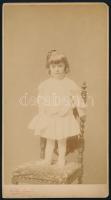1904 Kislányportré, keményhátú fotó Koller Károly tanár utódai budapesti műterméből, 21×11 cm