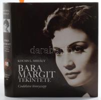 Kocsis L. Mihály: Bara Margit tekintette. Csodálatos könnycsepp. A könyv szerzője, Kocsis L. Mihály (1943 - ) író, újságíró, és több Bara Margithoz közel álló személy dedikációjával: Bakó Márta (1920-2013) színésznő, férje, Gyarmati Dezső (1927-2013) háromszoros olimpiai bajnok vízilabdázó, Makk Károly (1925-2017) filmrendező, forgatókönyvíró, Széles Anna (1942-) romániai magyar színésznő és egy azonosítatlan személy (Bara...?) dedikációjával. Bp.,2008, Kairosz. CD-melléklet nélkül. Kiadói kartonált papírkötés, kiadói papír védőborítóban, jó állapotban