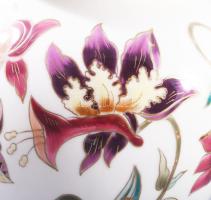 Zsolnay aranykontúrozott nőszirom mintás fedeles váza. Jelzett, hibátlan, m: 27,5 cm