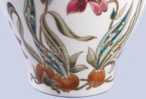 Zsolnay aranykontúrozott nőszirom mintás fedeles váza. Jelzett, hibátlan, m: 27,5 cm