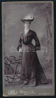 cca 1905 Hölgy egész alakos portréja, promenade keményhátú fotó Mertens és Tsa. budapesti műterméből, 21×11 cm