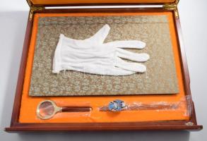 Kínai olvasó készlet, könyv, nagyító, könyvjelző, kesztyű, fa dobozban, 26x32 cm