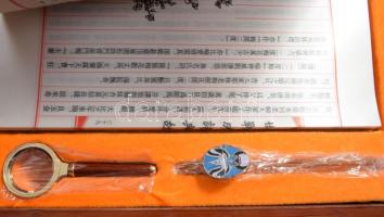 Kínai olvasó készlet, könyv, nagyító, könyvjelző, kesztyű, fa dobozban, 26x32 cm