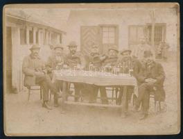 cca 1900 Söröző társaság, keményhátú fotó kopásnyomokkal, 12×16 cm